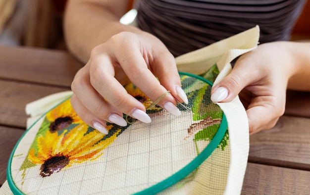 Manos mostrando pieza terminada